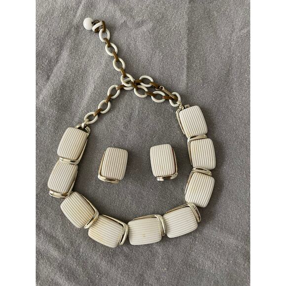 Set/2 Vintage White Textured Necklace and Earring Sets Lisner and Trifari Marked - Picture 2 of 11